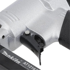 Grampeador Pneumático para Madeira e MDF 60 115 PSI Capacidade 100 Grampos AT1216AZ Makita