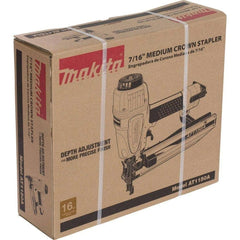 Grampeador Pneumático Com Chave e Óleo Pressão 120 PSI Capacidade 140 Grampos AT1150A Makita