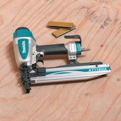 Grampeador Pneumático Com Chave e Óleo Pressão 120 PSI Capacidade 140 Grampos AT1150A Makita