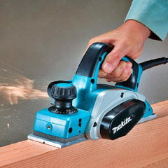Plaina Elétrica 82mm 3-1/4'' 620W com Calibrador Faca Guia Chave Soquete Madeira KP0800 220V Makita