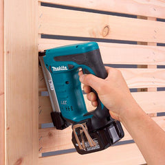 Grampeador Sem Fio 18V Portátil Capacidade 98 PÇS Com 2 Baterias Carregador Maleta DST221RFE Makita