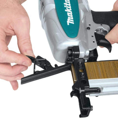Grampeador Pneumático Com Chave e Óleo Pressão 120 PSI Capacidade 140 Grampos AT1150A Makita