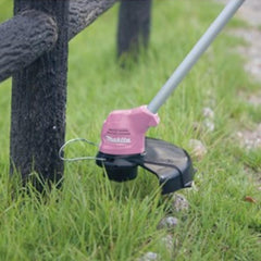 Aparador de Grama Rosa Sem Fio 12V Max Punho D Com Cinta de Ombro Lâmina Plástica UR100DZP Makita