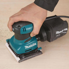 Lixadeira Orbital 200W Industrial Profissional com 3 Folhas de Lixa Saco Coletor BO4556 220V Makita