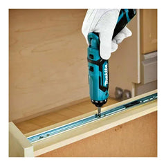 Parafusadeira Furadeira 5mm à Bateria 7.2V com Bateria Carregador Jogo Bits Maleta DF012DSE Makita