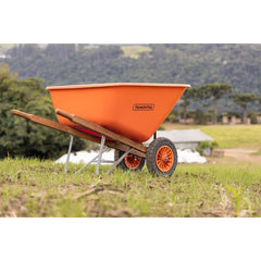 Carrinho de Mão Tramontina Caçamba Plástica Extrafunda 200L Braço Madeira Rodas Maciças Laranja