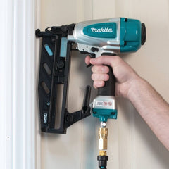 Pinador Pneumático 25 à 64Mm Capacidade 100PÇS Ideal para Madeira MDF AF601 Makita