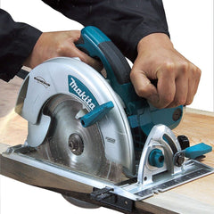 Serra Circular 210Mm Industrial 1800W Adaptável a Coletor de Pó Com Iluminação 5008MG 127V Makita
